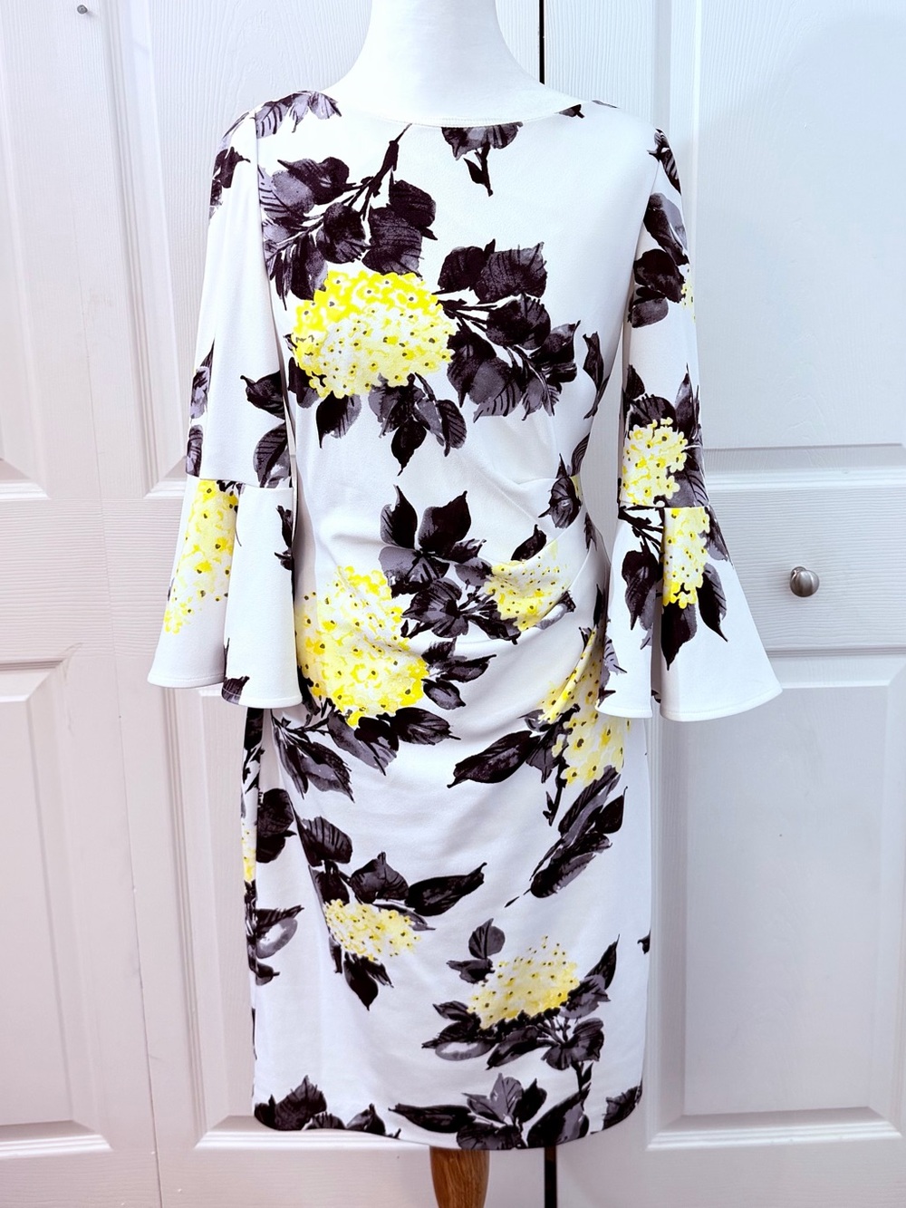 J Howard Floral Sheath Dress Size 6 Bell Sleeves Yellow Black White fitted